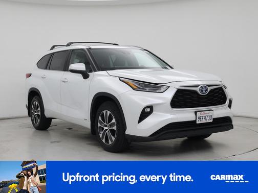 White 2023 Toyota Highlander Hybrid XLE