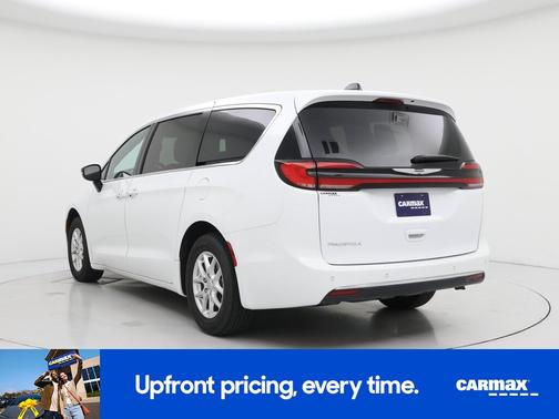 White 2025 Chrysler Pacifica Select