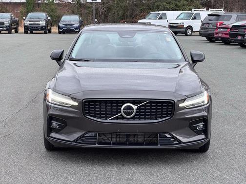 2024 Volvo S60 B5 Core Dark Theme
