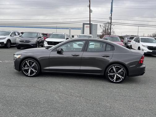 2024 Volvo S60 B5 Core Dark Theme