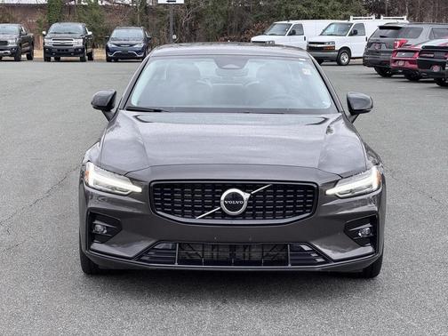 2024 Volvo S60 B5 Core Dark Theme