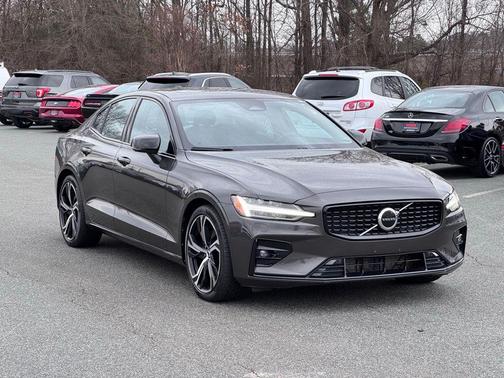 2024 Volvo S60 B5 Core Dark Theme