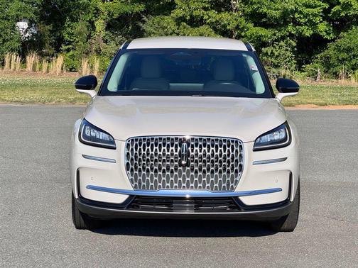 Ceramic Pearl Metallic Tinted Clearcoat 2023 Lincoln Corsair Standard