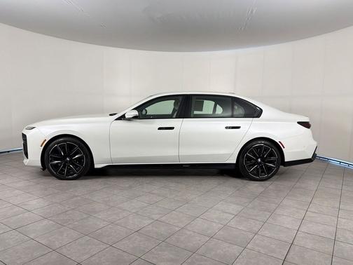 White 2025 BMW 760 xDrive