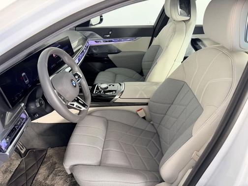 White 2025 BMW 760 xDrive