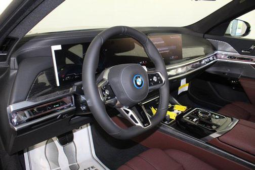 2025 BMW 750e i xDrive