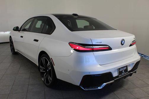 2025 BMW 750e i xDrive