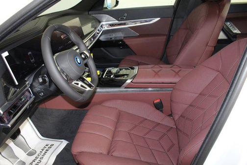 2025 BMW 750e i xDrive