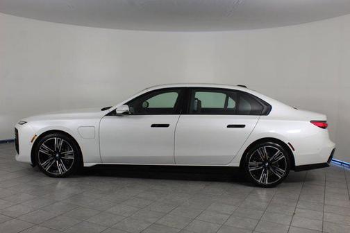 2025 BMW 750e i xDrive