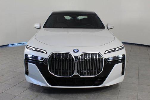 2025 BMW 750e i xDrive
