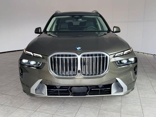 Manhattan Green Metallic 2026 BMW X7 xDrive40i