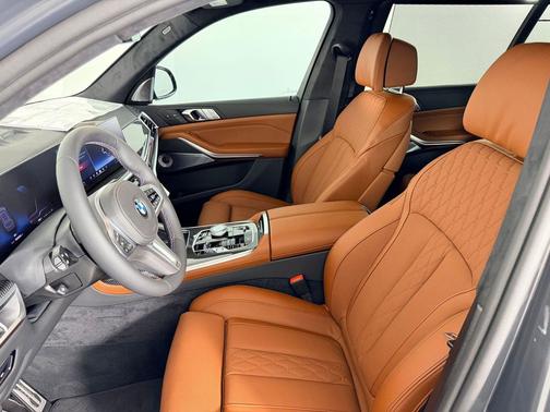 Dravit Grey Metallic 2027 BMW X7 M60i