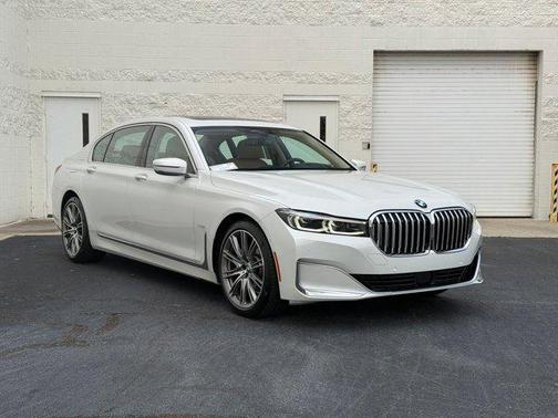 2022 BMW 740 i
