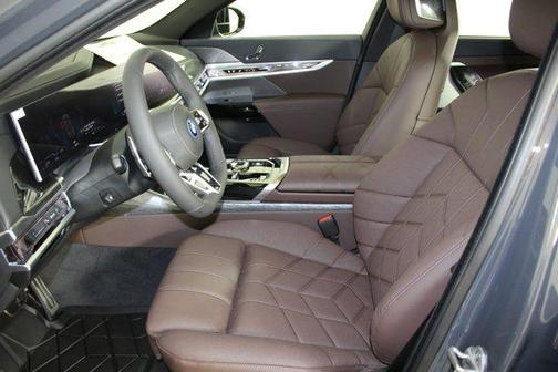 2026 BMW 750e i xDrive