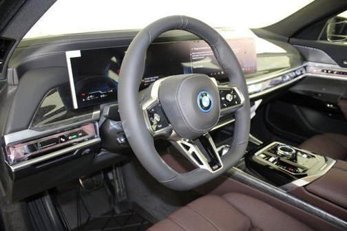 2026 BMW 750e i xDrive