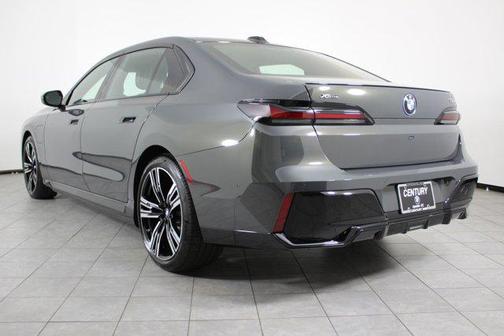 2026 BMW 750e i xDrive