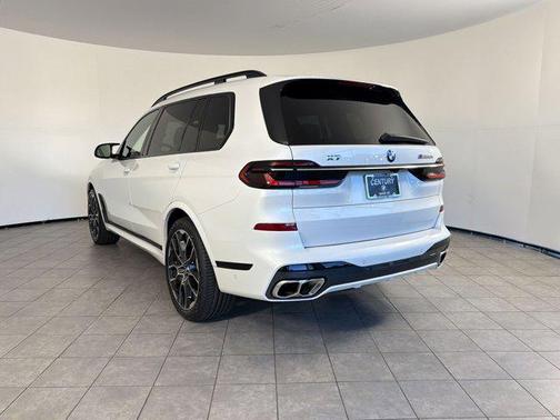 Mineral White Metallic 2025 BMW X7 M60i