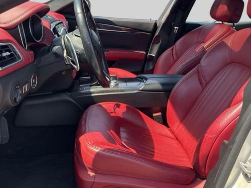 Bianco 2017 Maserati Ghibli S Q4