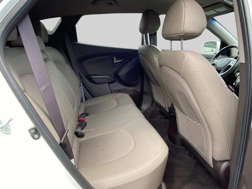 Winter White Solid 2015 Hyundai TUCSON SE