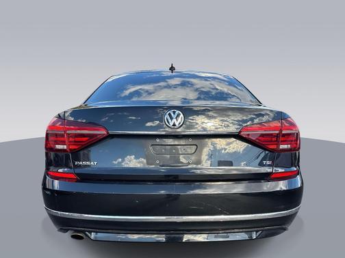2017 Volkswagen Passat 1.8T R-Line w/Comfort