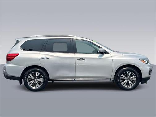 2017 Nissan Pathfinder SV