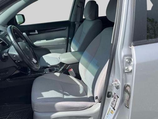 Bright Silver 2014 Kia Sorento LX