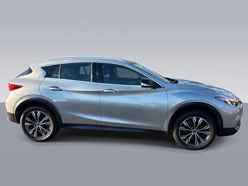 2017 INFINITI QX30 Premium