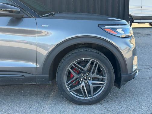 Carbonized Gray Metallic 2025 Ford Explorer ST-Line