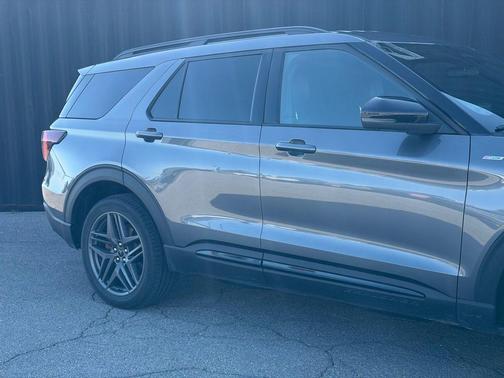 Carbonized Gray Metallic 2025 Ford Explorer ST-Line
