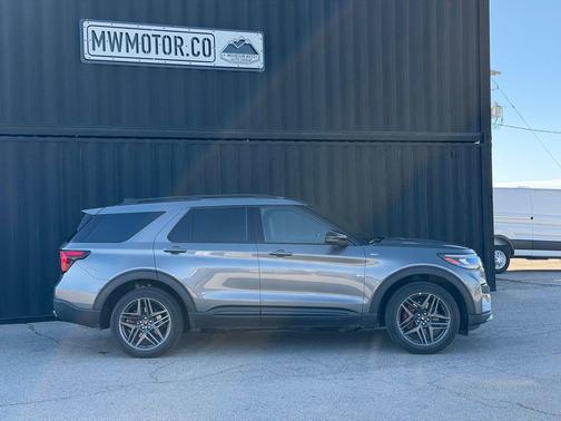 Carbonized Gray Metallic 2025 Ford Explorer ST-Line