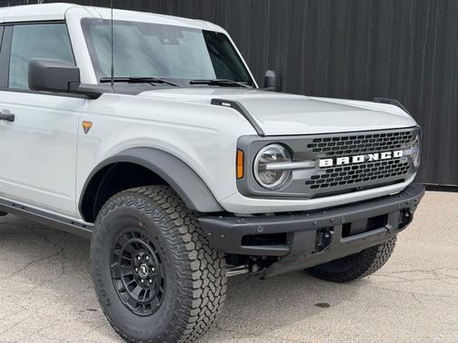 Avalanche Gray 2026 Ford Bronco Badlands