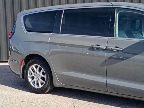 Ceramic Gray Clearcoat 2023 Chrysler Pacifica Touring L