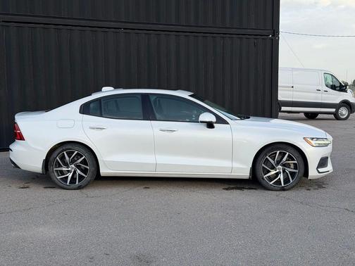 Crystal White Pearl Metallic 2020 Volvo S60 T6 Momentum