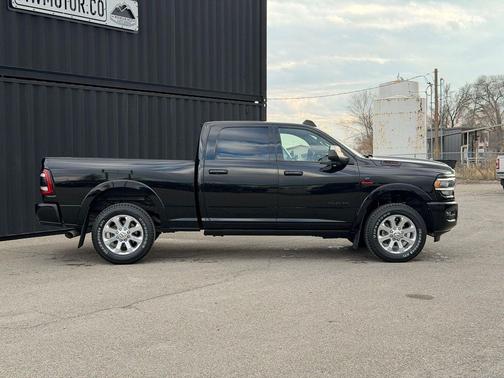 Diamond Black Crystal Pearlcoat 2020 RAM 3500 Laramie Crew Cab 4x4 6'4' Box