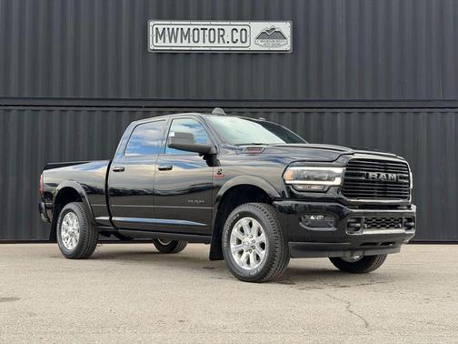 Diamond Black Crystal Pearlcoat 2020 RAM 3500 Laramie Crew Cab 4x4 6'4' Box