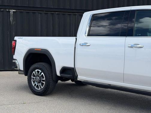 White Frost Tricoat 2023 GMC Sierra 2500 SLT