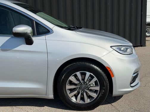 Silver Mist Clearcoat 2023 Chrysler Pacifica Hybrid Touring L