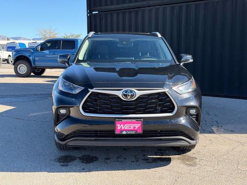 Midnight Black Metallic 2026 Toyota Highlander XLE