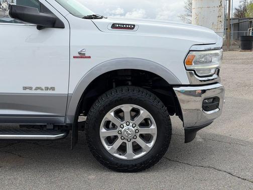Bright White Clearcoat 2019 RAM 3500 Laramie Crew Cab 4x4 8' Box