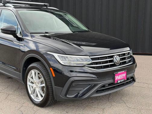 Deep Black Pearl 2022 Volkswagen Tiguan 2.0T SE 4MOTION