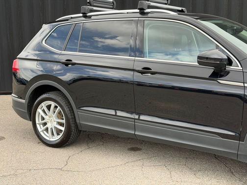 Deep Black Pearl 2022 Volkswagen Tiguan 2.0T SE 4MOTION