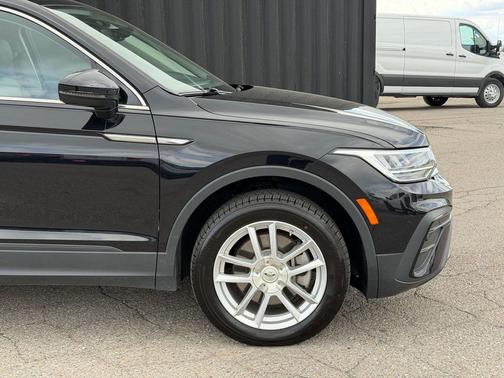 Deep Black Pearl 2022 Volkswagen Tiguan 2.0T SE 4MOTION