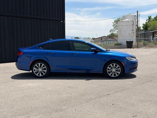 Vivid Blue Pearlcoat 2016 Chrysler 200 S