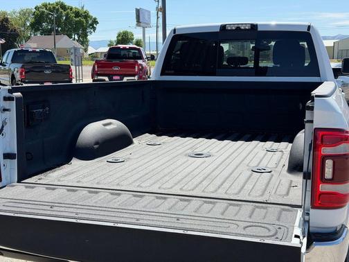 Bright White Clearcoat 2022 RAM 3500 Laramie Crew Cab 4x4 8' Box