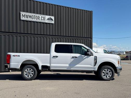 Oxford White 2024 Ford F-250 XLT