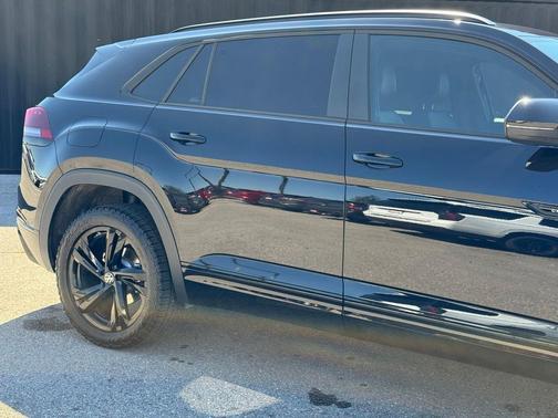 Deep Black 2025 Volkswagen Atlas Cross Sport 2.0T SEL