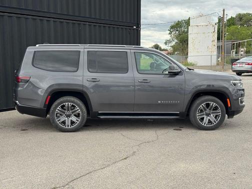 Baltic Gray Metallic Clearcoat 2024 Jeep Wagoneer Series II 4x4
