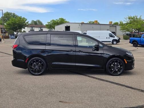 Diamond Black Crystal Pearlcoat 2025 Chrysler Pacifica Limited
