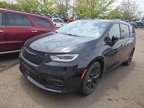 Diamond Black Crystal Pearlcoat 2025 Chrysler Pacifica Limited