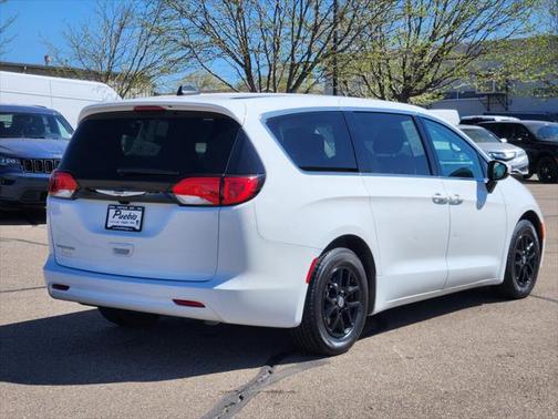 2022 Chrysler Voyager LX
